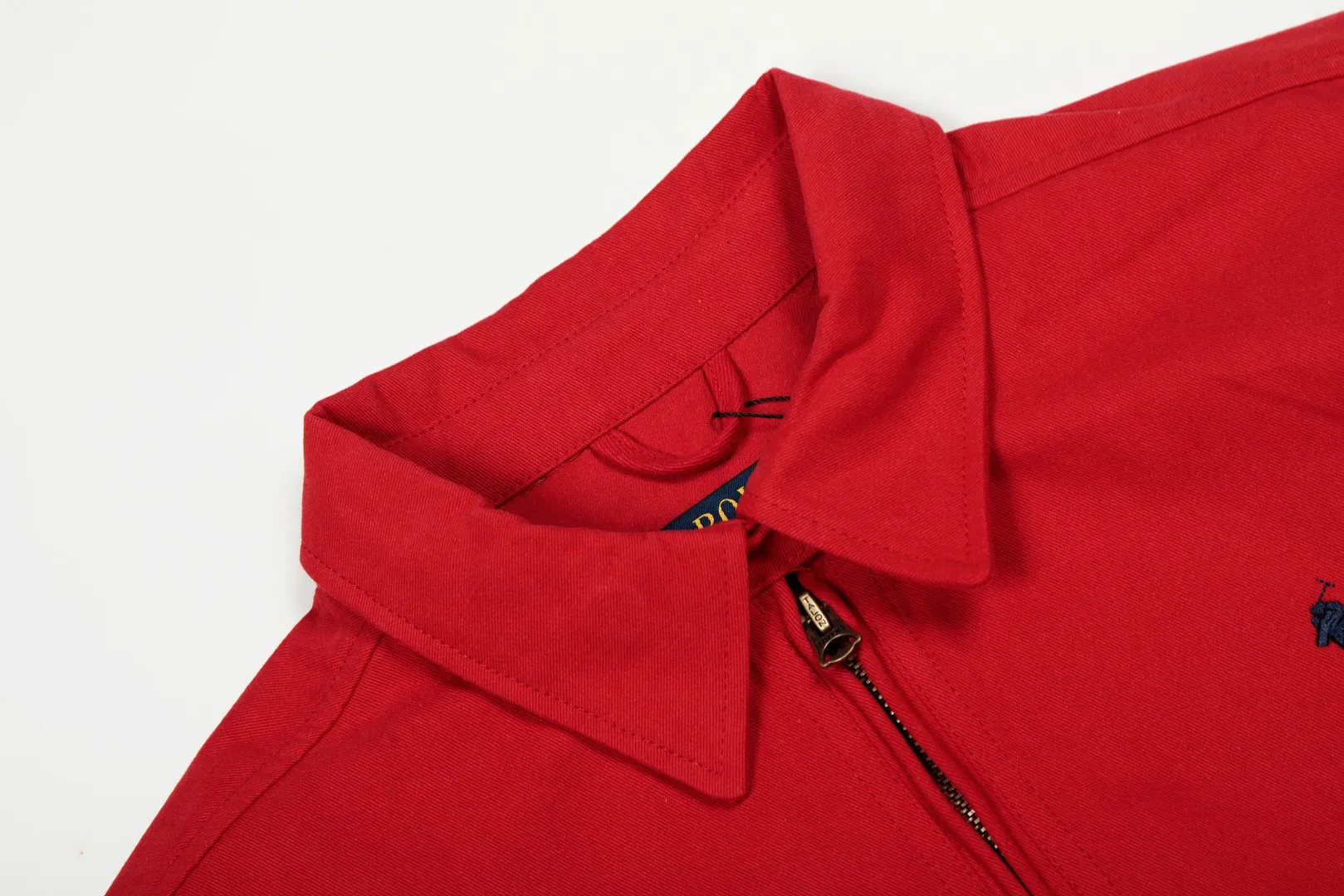 P300 top quality" Style number: 8101# (not off the shelves all year round) [Ralph Lauren/Ralph Lauren old cadre pony embroidered armband POLO jacket] ✅Ralph Lauren Ralph Lauren classic basic American retro old cadre goddess style jacket ✅Pure cotton high-gram heavy wash, soft, comfortable and tangible, upright and textured ✅Customized Vintage bronze double-open zipper head to restore the same quality as the cabinet version ✅This style: White/khaki color. There are waist patterns inside the threads of the collar and cuffs. Please note~ ✅Retro versatile jacket. The upper body is very flattering. Versatile model YYDS~ ✅Versatile for daily wear and work wear. ✅The upper body is simple and easy to wear. A must-have for goddess ootd. Good-looking clothes are never too picky. A must-have in the goddess' wardrobe. Size: S-XL. Color: White, yellow, red, navy, khaki, pink, light blue, olive green.